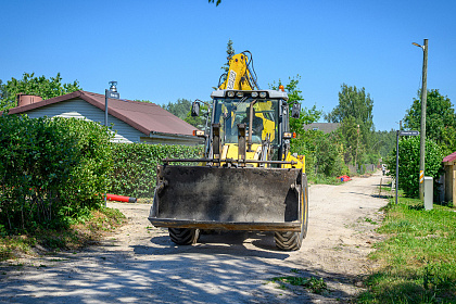Turpinās ceļa būvdarbi Arumu ielā Medemciemā