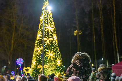 Olainē iemirdzas pilsētas galvenā svētku egle!