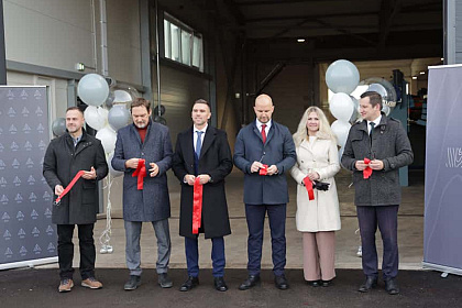 Vairāku miljonu investīcijas un jaunas darba vietas – Olainē atklāj finierskaidu ražotni “ZLM BIRCH”