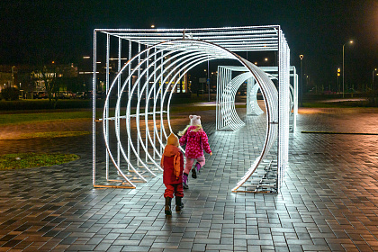 Jaunolainē turpinās centrālā laukuma attīstība — atklāta gaismas arka svētku noskaņām