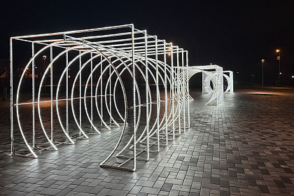 Jaunolainē turpinās centrālā laukuma attīstība — atklāta gaismas arka svētku noskaņām