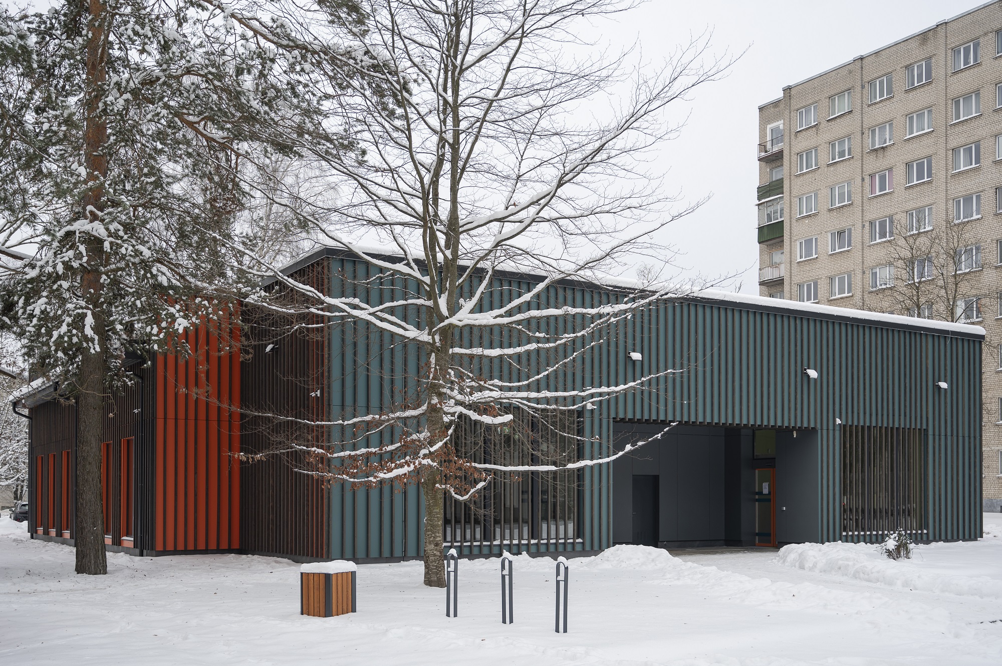 Dienas aprūpes centra un Sociālās rehabilitācijas centra ēka, skats no ieejas puses