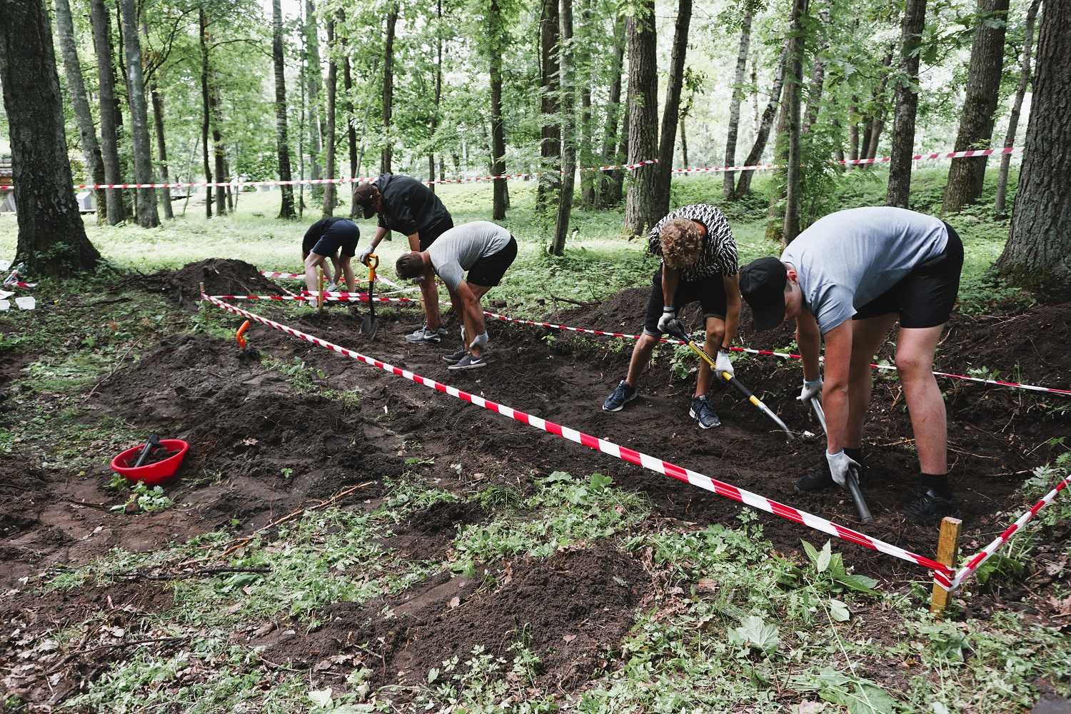 Jaunieši veic arheoloģisko izpēti Pirmā pasaules vēstures izziņas maršruta teritorijā