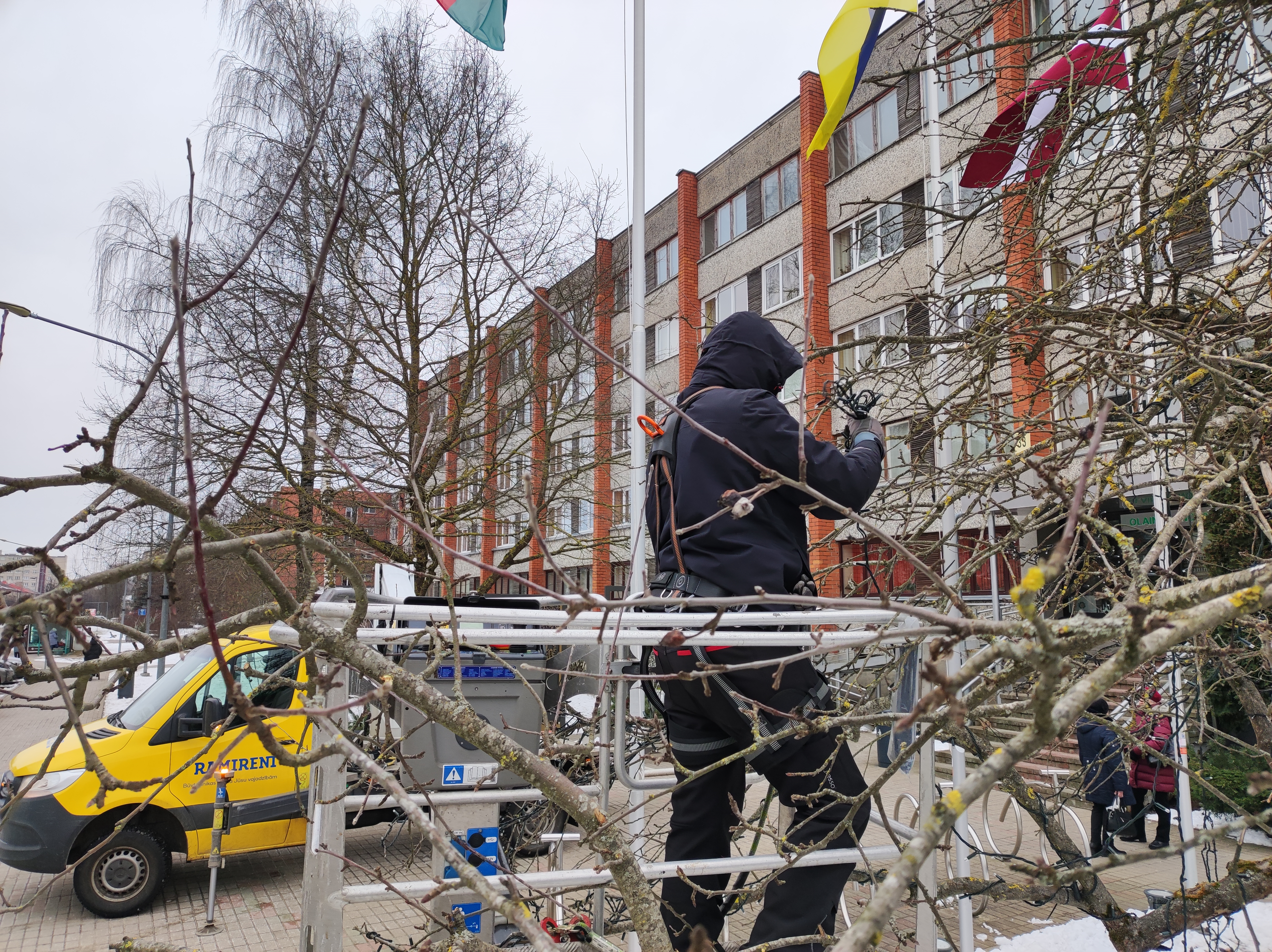Tiek noņemts svētku dekors no ābeles pie pašvaldības ēkas