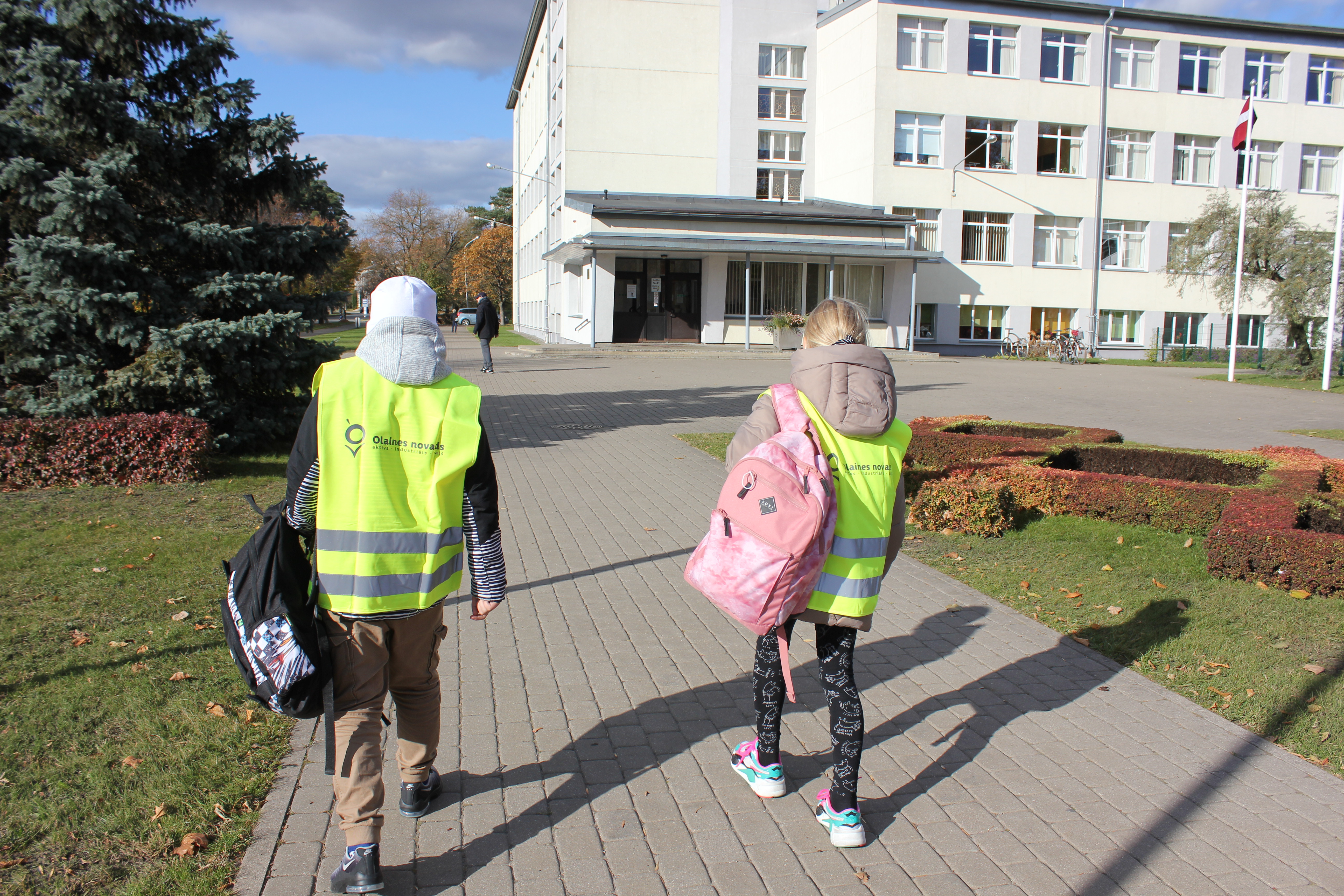 Skolēni atstarojošās vestēs