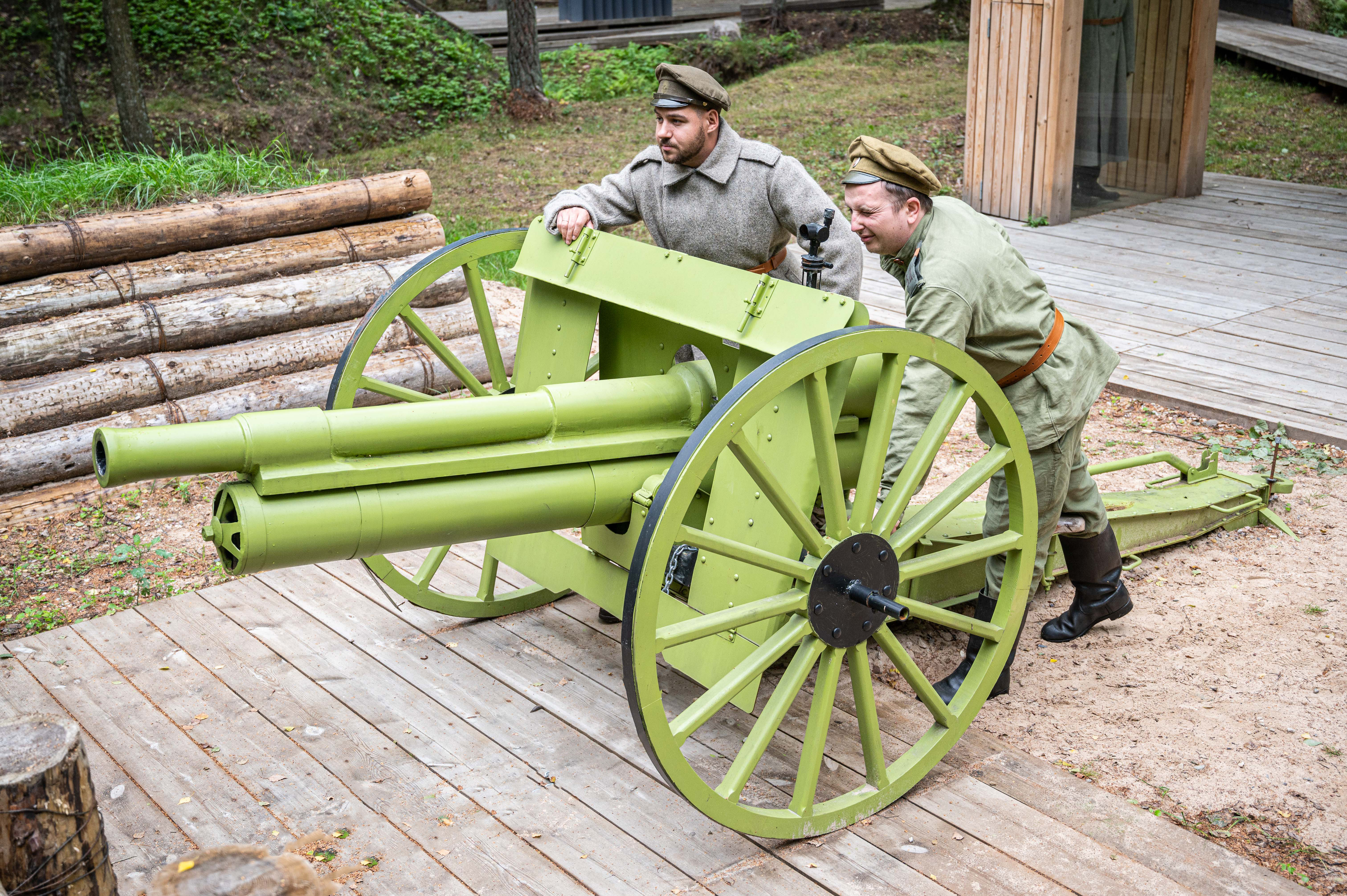 Divi karavīri pie lielgabala replikas Pirmā pasaules kara vēstures izziņas maršrutā. 