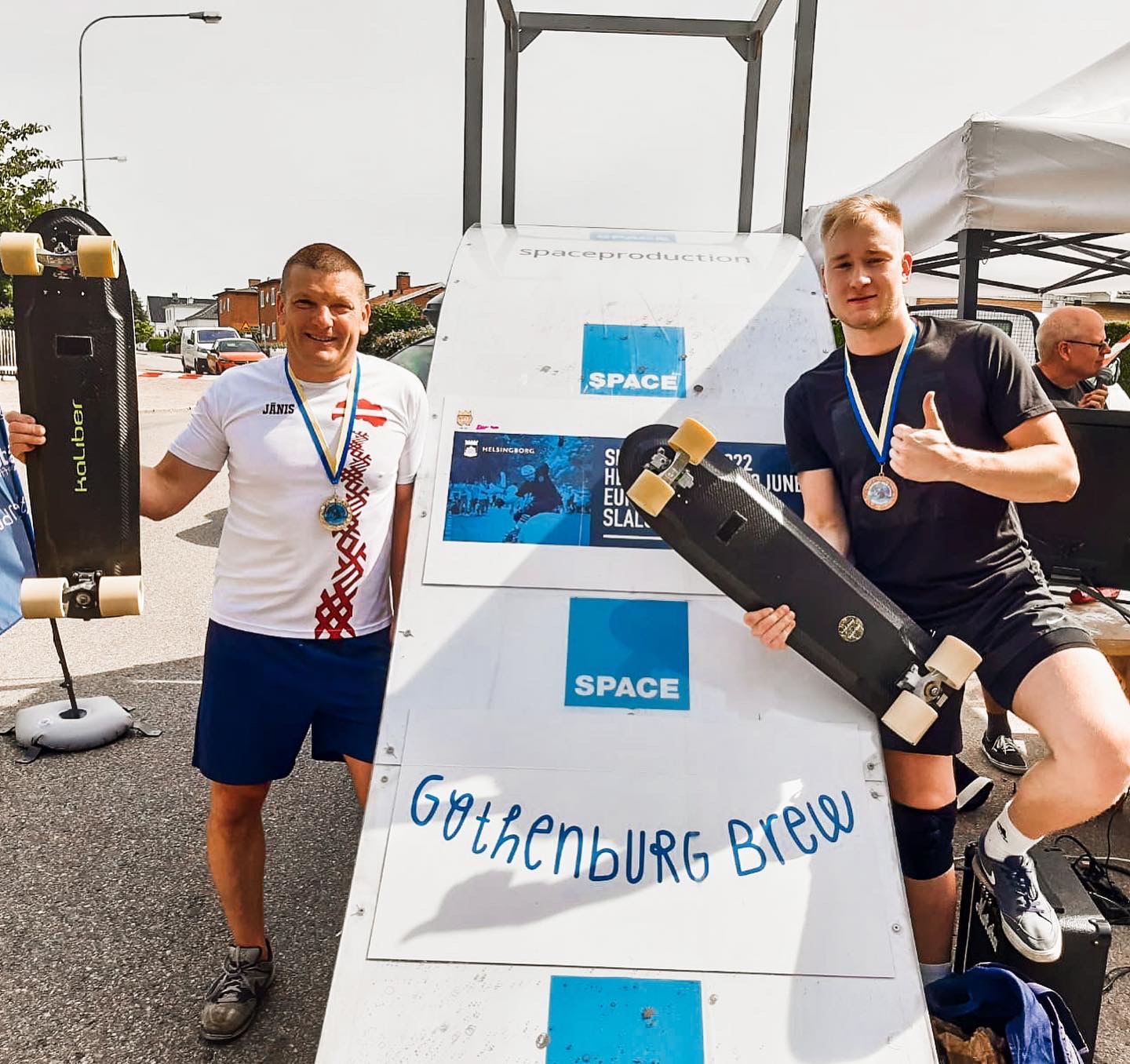 Olaines novada skeitbordisti Eiropas čempionātā (Jānis Kuzmins no kreisās, Artūrs Liskovs)