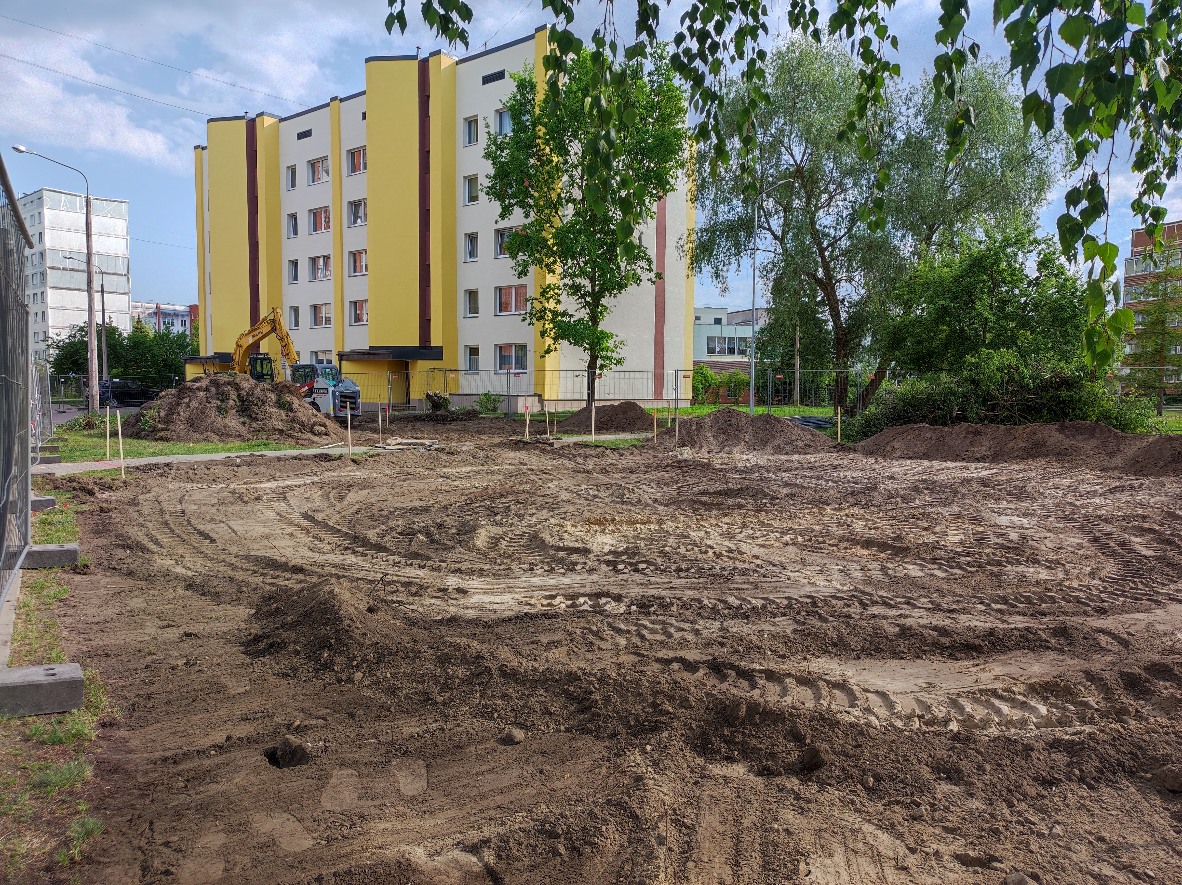 •	Uzsākti būvdarbi autostāvvietas paplašināšanai un izbūvei pie nesen renovētās daudzdzīvokļu mājas  Parka ielā 7