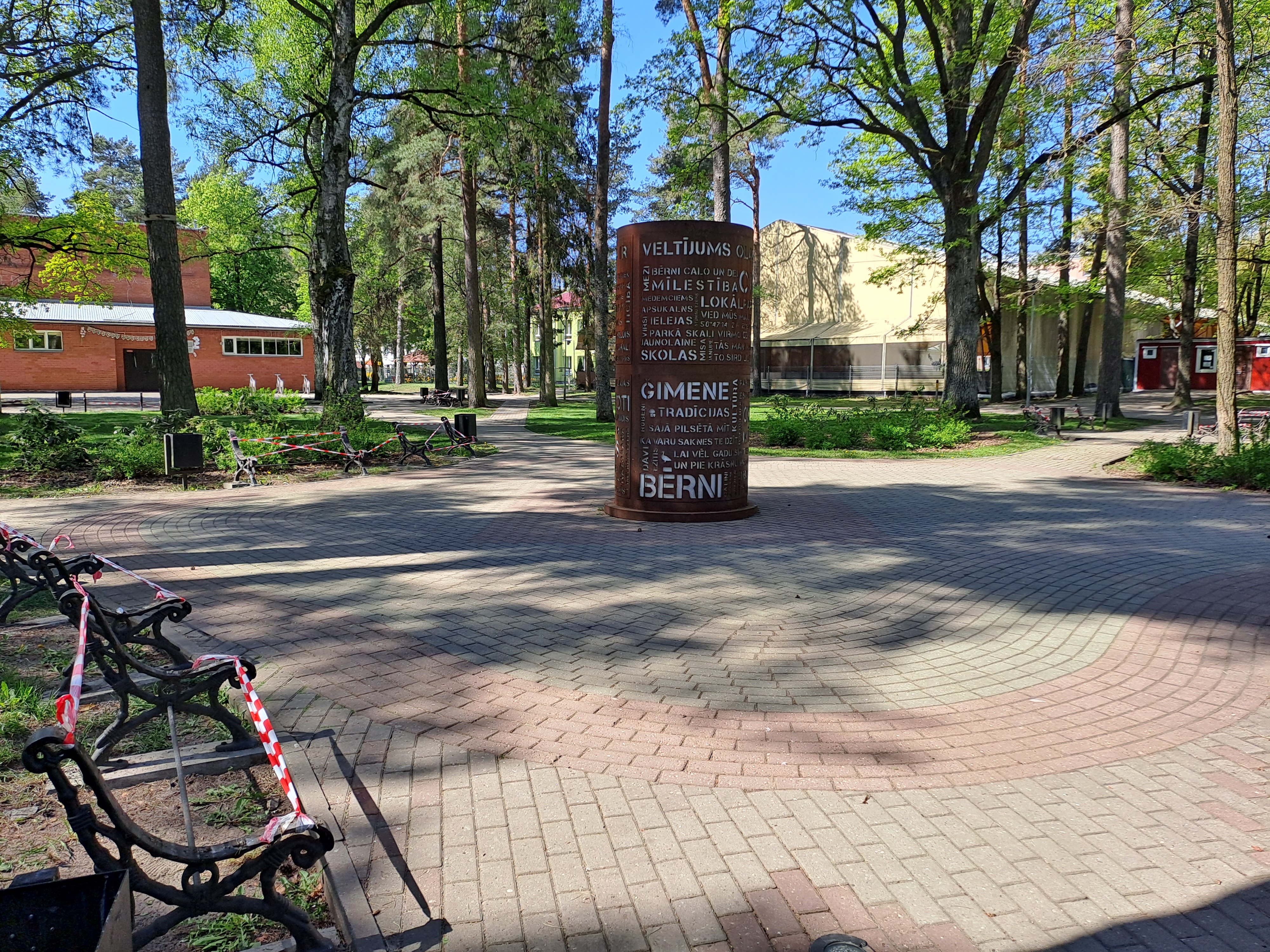 Parks pie Olaines Kultūras nama, soliņiem noņemti dēlīši