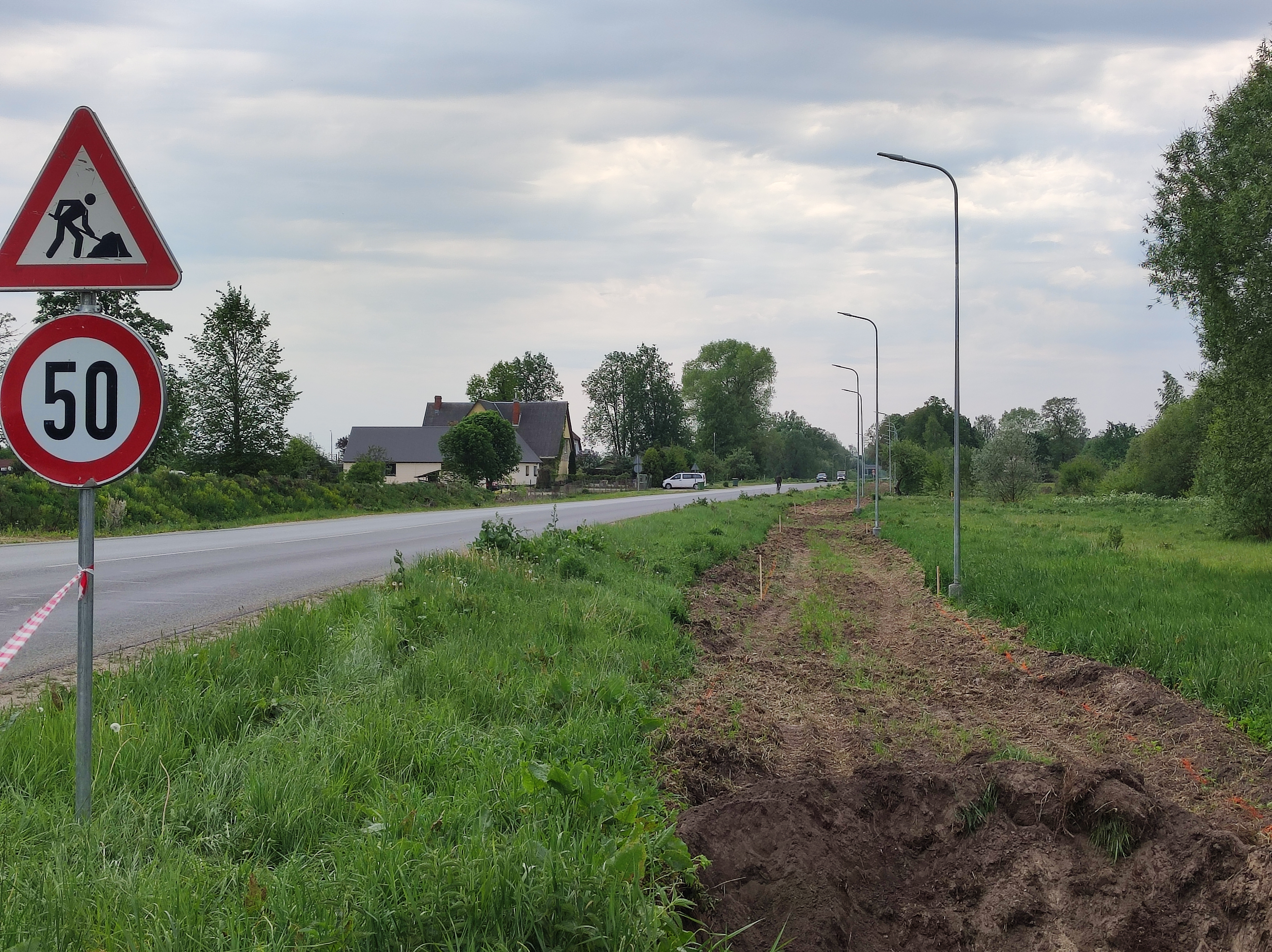 Stūnīšos uzsākti gājēju un velosipēdu ceļa izbūves darbi.
