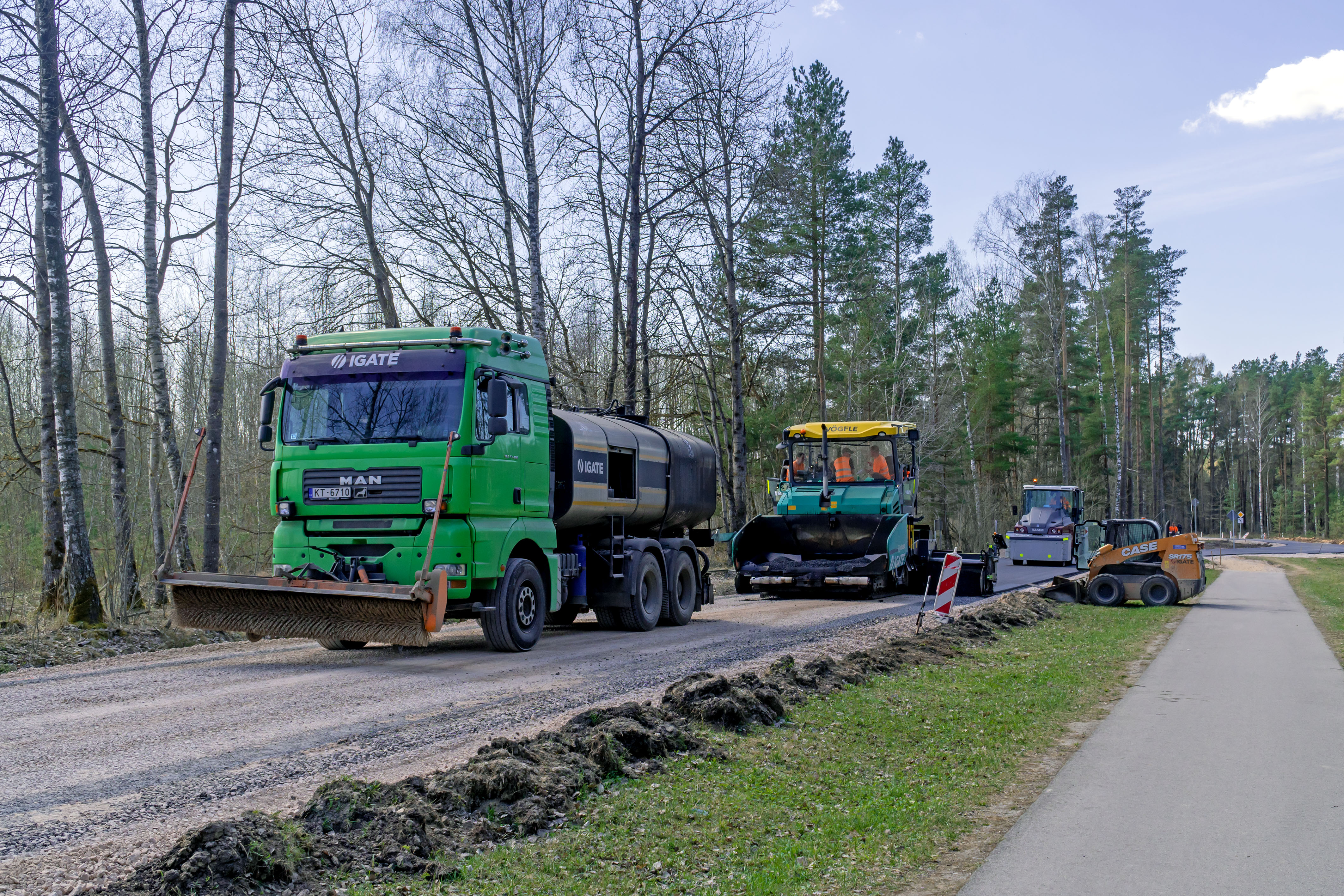 Asfaltē grants ceļu gar Olaines pilsētas notekūdeņu attīrīšanas iekārtām