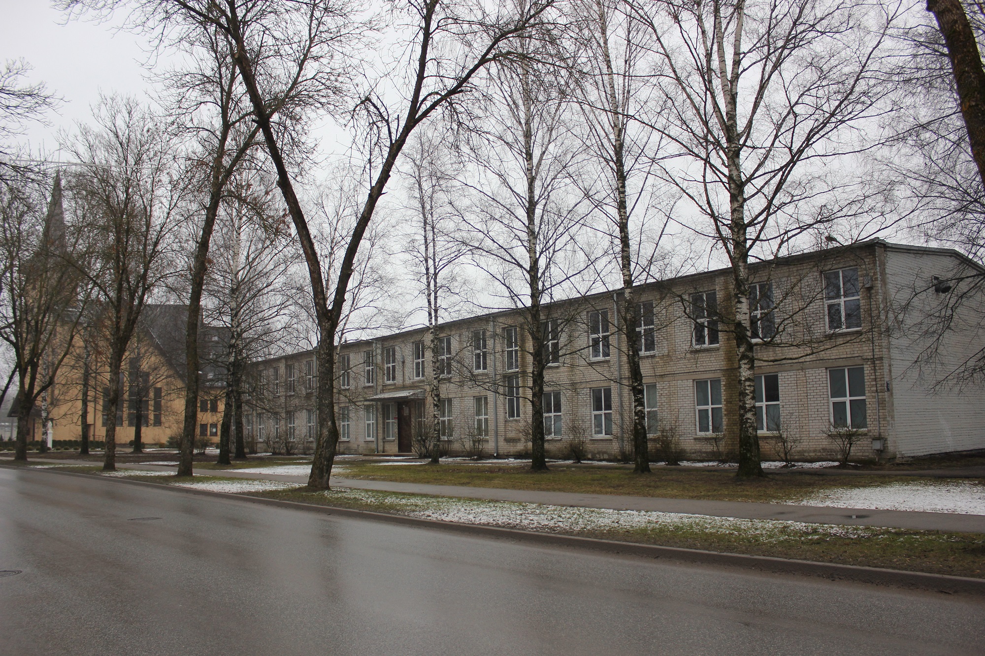 RTU Olaines Tehnoloģiju koledžas laboratoriju korpuss. Fonā katoļu baznīca