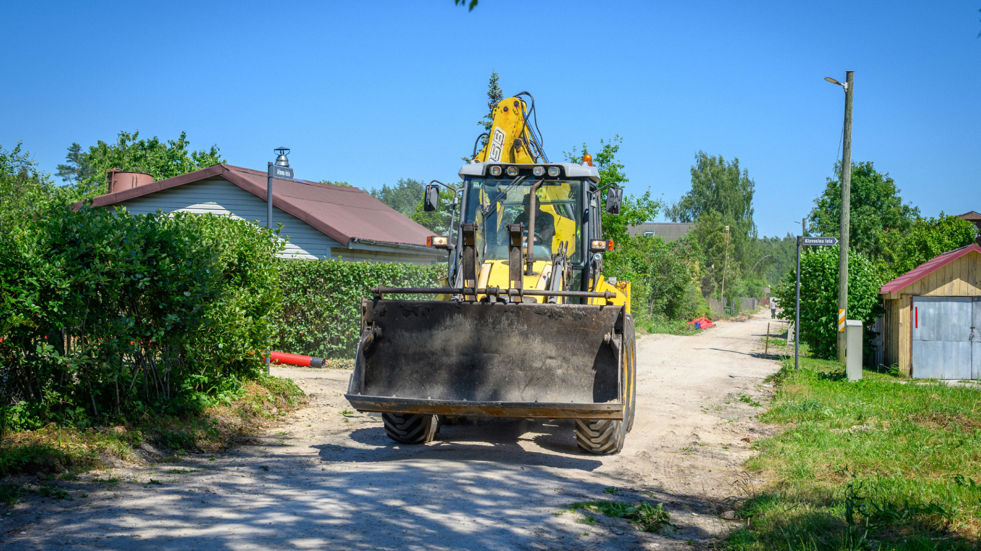 Turpinās ceļa būvdarbi Arumu ielā Medemciemā