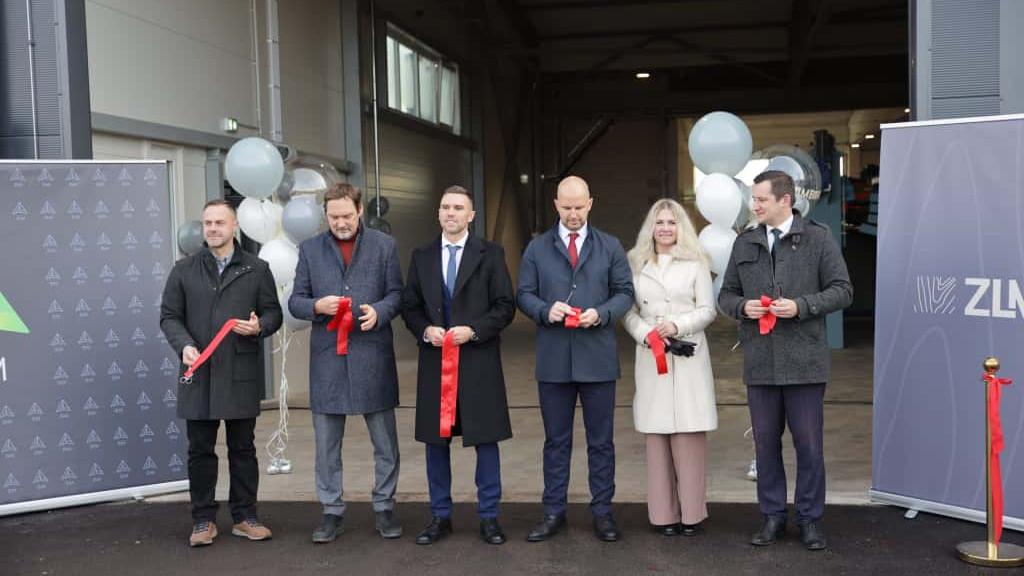 Vairāku miljonu investīcijas un jaunas darba vietas – Olainē atklāj finierskaidu ražotni “ZLM BIRCH”
