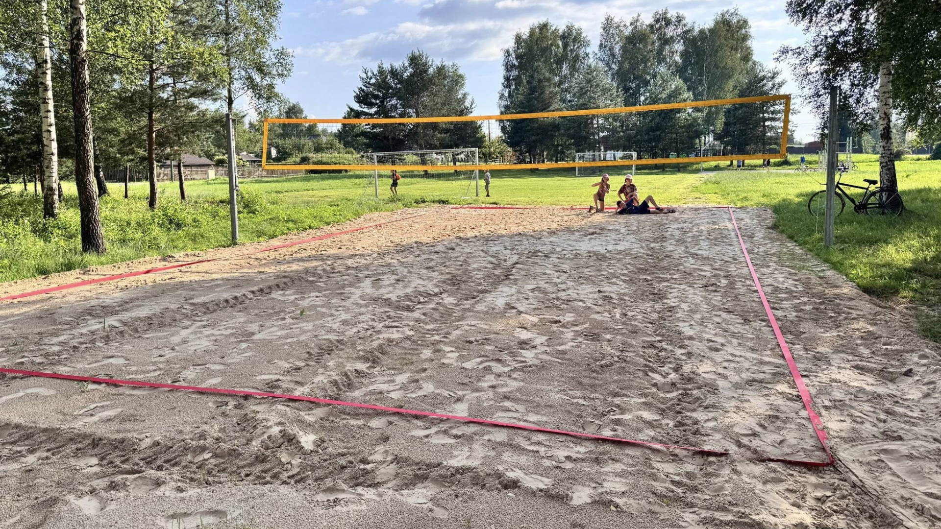 Medemciemā izveidots volejbola laukums