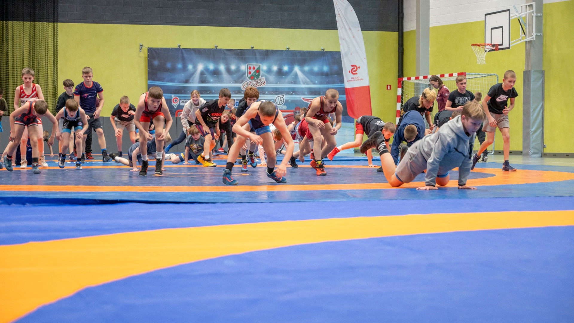 Jaunolaines Sporta namā viesojās ASV brīvās cīņas sportisti