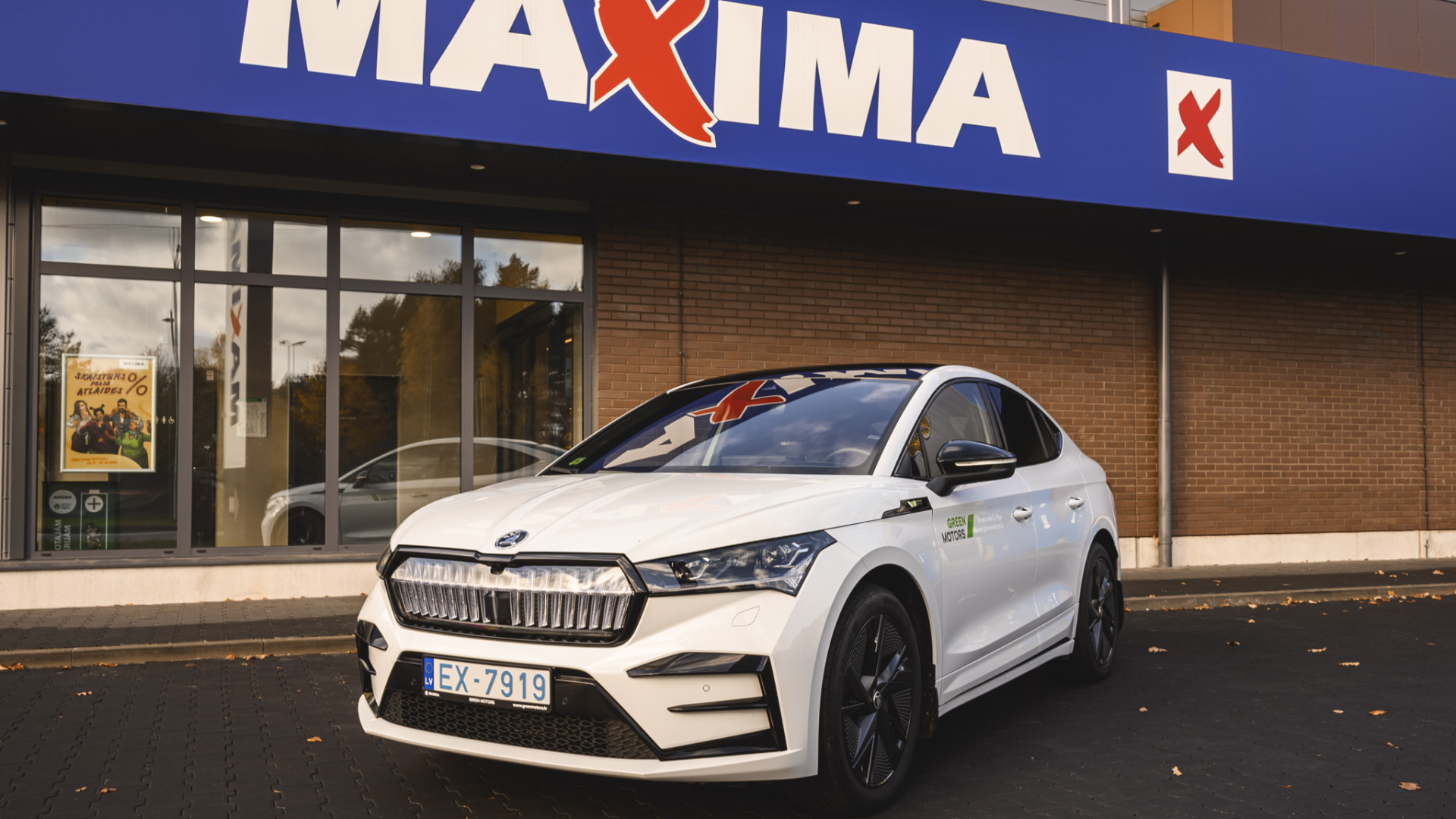 Pie “Maxima” veikaliem visā Latvijā uzstādīs 148 e-auto uzlādes vietas