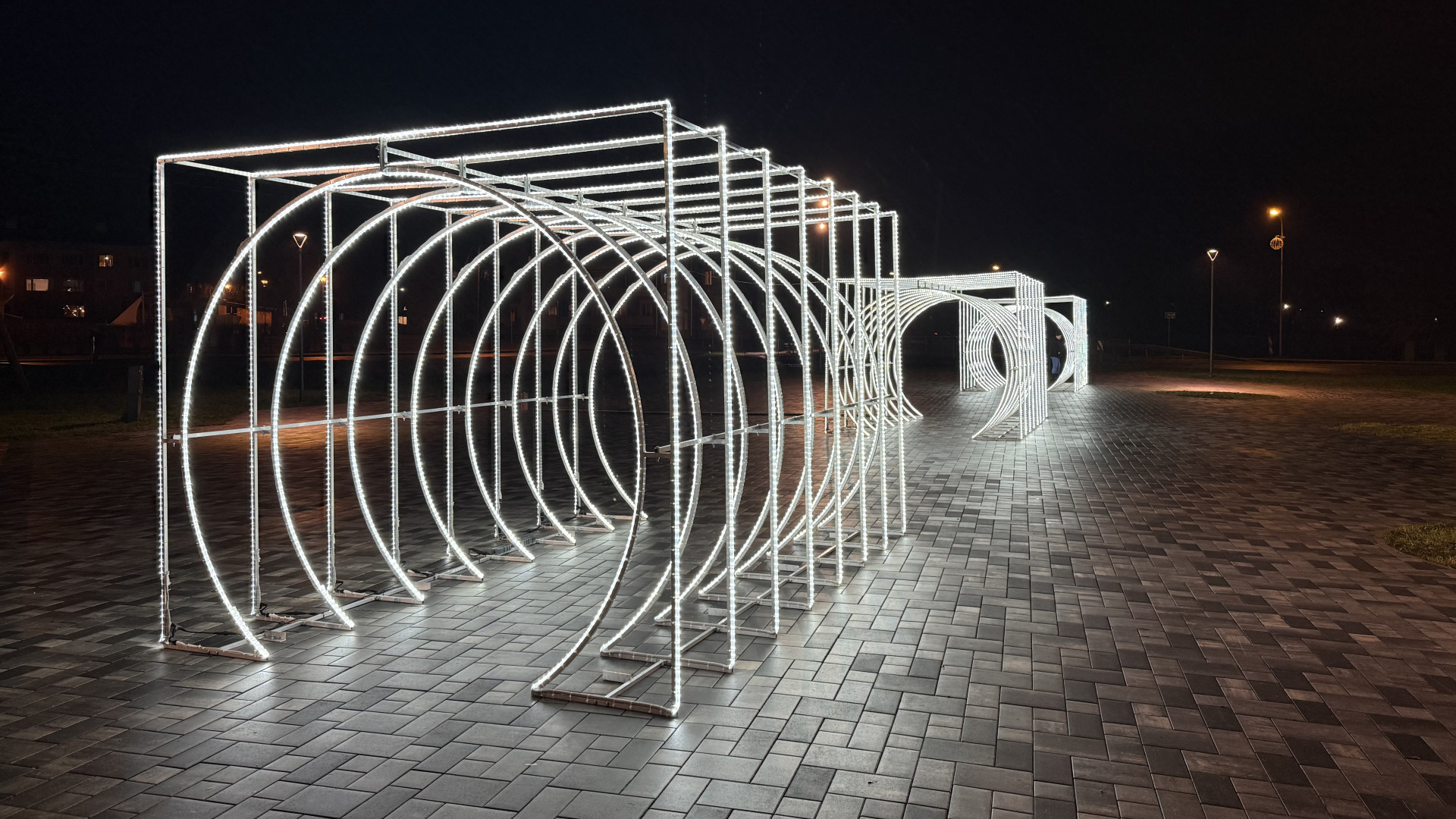 Jaunolainē turpinās centrālā laukuma attīstība — atklāta gaismas arka svētku noskaņām